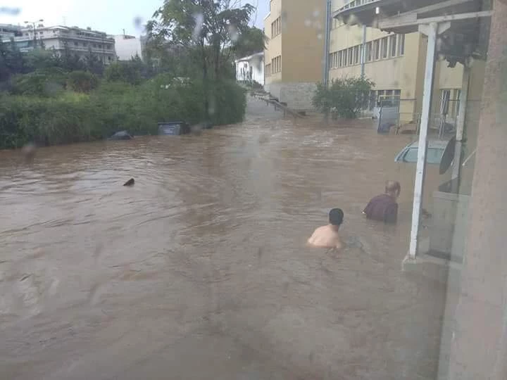 Στιγμιότυπα «Αποκάλυψης» από την σφοδρή κακοκαιρία – «Ποτάμια» οι δρόμοι – «Κολυμπούν» οι πολίτες έξω από το νοσοκομείο Σωτηρία